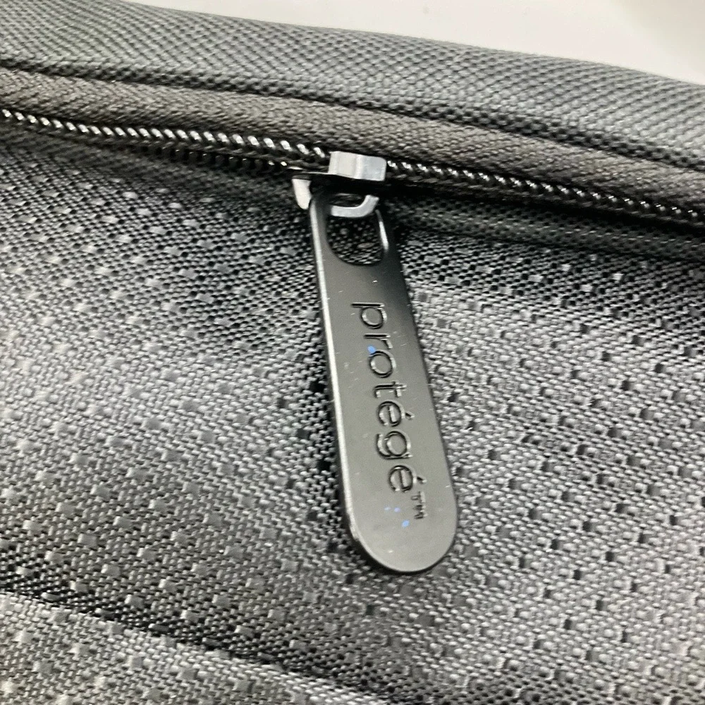 N/A protégé bag